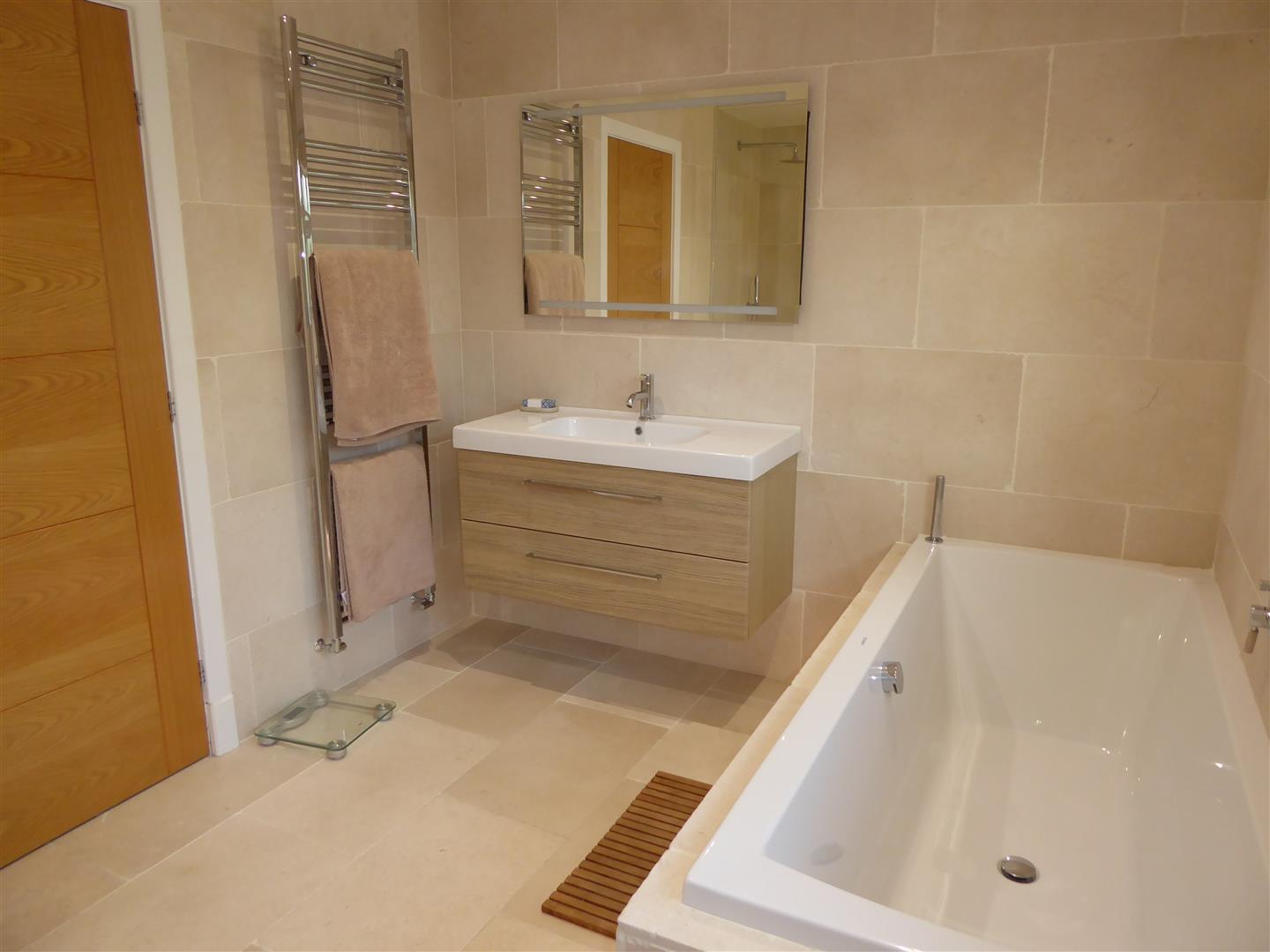 FAMILY BATH/SHOWER ROOM